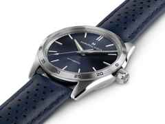 Hamilton Jazzmaster Performer Auto Edelstahl 38mm dunkelblaues Zifferblatt dunkelblaues Lederband – Herrenuhren Uhr ohne Datum aus Edelstahl und Leder. Das Gehäuse ist rund und silber. Das Lederarmband ist blau. Das Zifferblatt ist ein Index in blau. – Ansicht 2