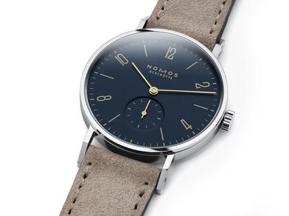 Nomos Glashütte Tangente 35 Nachtblau Handaufzug Edelstahl 35mm blaues Zifferblatt beiges Lederband Glasboden – Damenuhren Uhr ohne Datum aus Edelstahl und Leder. Das Gehäuse ist rund und silber. Das Lederarmband ist beige. Das Zifferblatt ist arabisch Index und blau. – Ansicht 3