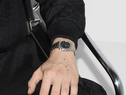 Gucci G-Flat Quarz Edelstahl 30mm schwarzes Zifferblatt Metallband YA166505 – Damenuhren Uhr mit Datum aus Edelstahl. Das Gehäuse ist rechteckig und silber. Das Edelstahlarmband ist silber. Das Zifferblatt ist römisch Index und schwarz. – Ansicht 4