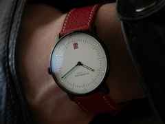 Sternglas Naos Edition Bauhaus III Quarz Edelstahl Schwarz-PVD 38mm weißes Zifferblatt rotes Lederband – Herrenuhren Uhr mit Datum aus Edelstahl, Leder und PVD beschichtet. Das Gehäuse ist rund und schwarz. Das Lederarmband ist rot. Das Zifferblatt ist arabisch Index und weiß. – Ansicht 5