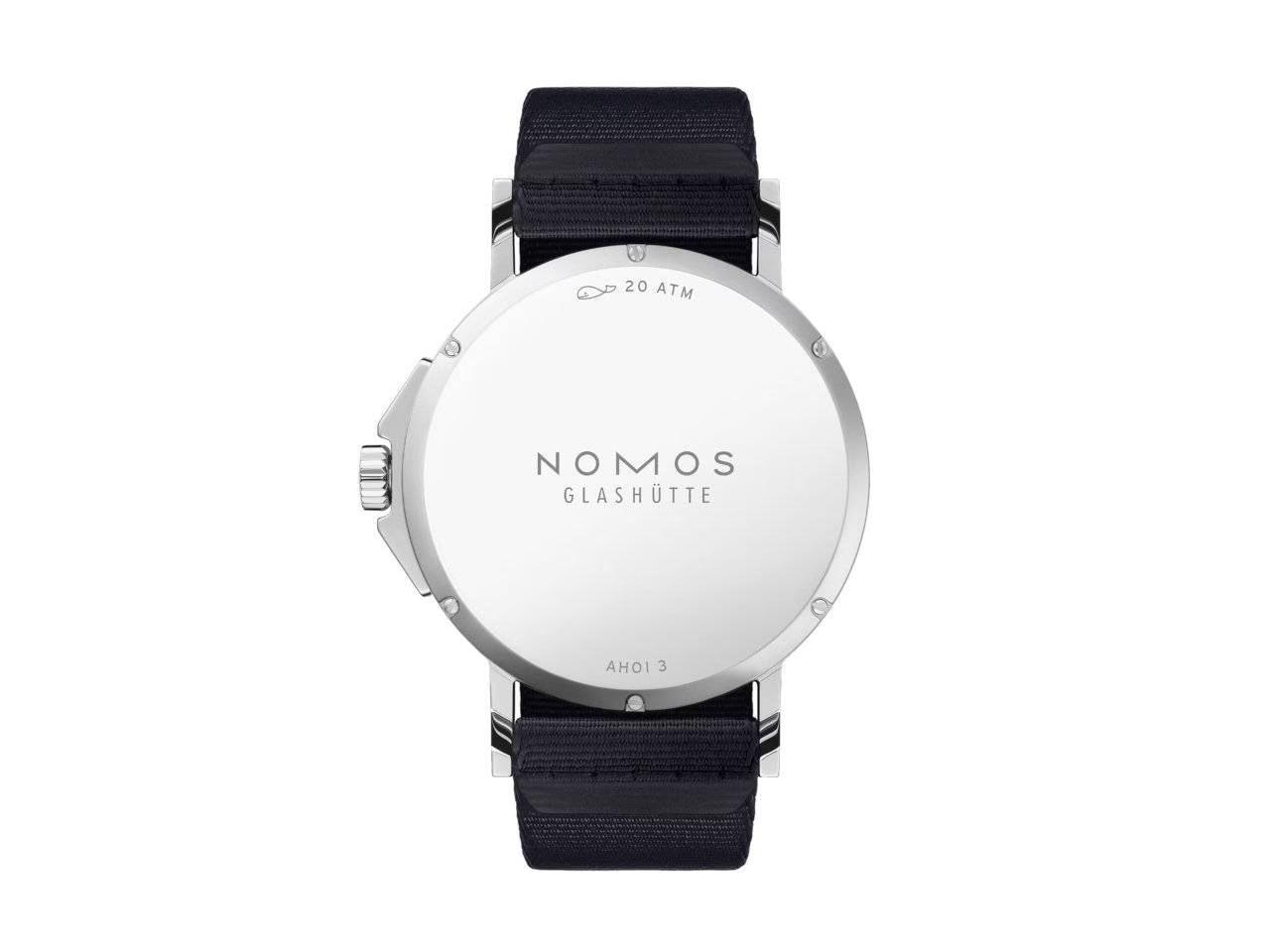 Nomos Glashütte Ahoi neomatik 38 Datum Automatik Edelstahl silbernes Zifferblatt dunkelblaues Textilband Stahlboden – Herrenuhren Uhr mit Datum aus Edelstahl. Das Gehäuse ist rund und silber. Das Textilarmband ist blau. Das Zifferblatt ist arabisch Index und silber. – Ansicht 4