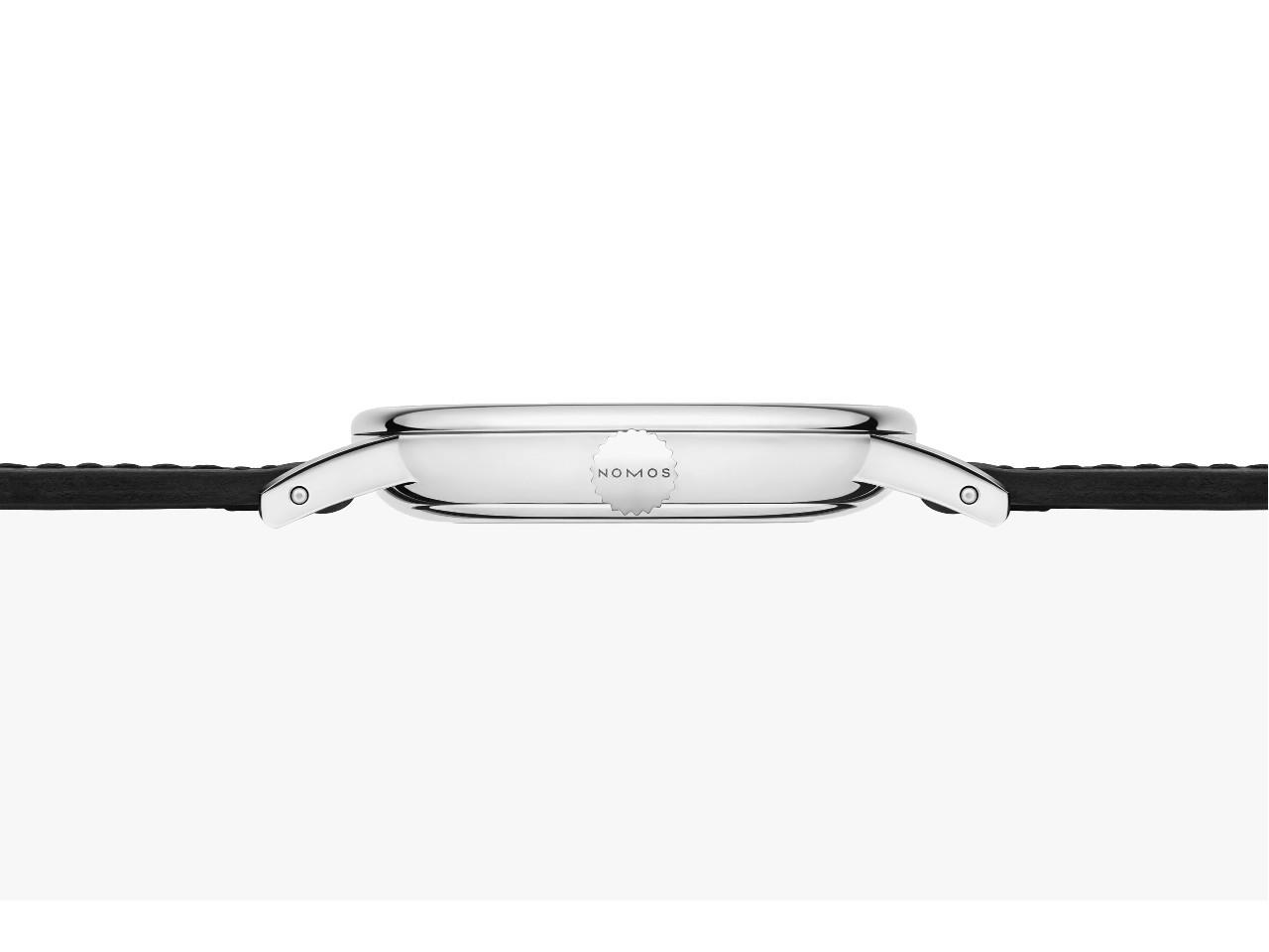 Nomos Glashütte Ludwig 35 75 Jahre Grundgesetz Handaufzug Edelstahl 35mm weißes Zifferblatt schwarzes Lederband limitiert – Damenuhren Uhr ohne Datum aus Edelstahl und Leder. Das Gehäuse ist rund und silber. Das Lederarmband ist schwarz. Das Zifferblatt ist römisch Index und weiß. – Ansicht 3