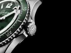 Glashütte Original SeaQ Panoramadatum Automatik Edelstahl 43mm grünes Zifferblatt grünes Kautschukband – Herrenuhren Uhr mit Datum aus Edelstahl und Keramik. Das Gehäuse ist rund und silber. Das Kautschuk / Kunststoff / Silikon Armband ist grün. Das Zifferblatt ist arabisch Index und grün. – Ansicht 3