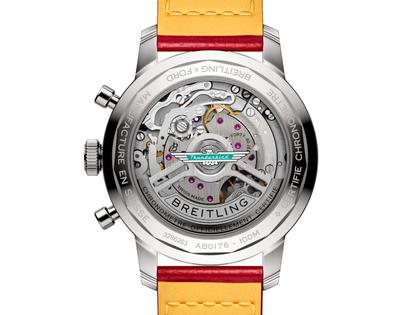 Breitling Top Time B01 Ford Thunderbird Automatik Edelstahl 41mm weißes Zifferblatt rotes Lederband – Herrenuhren Chronograph aus Edelstahl. Das Gehäuse ist rund und silber. Das Lederarmband ist rot. Das Zifferblatt ist ein Index in weiß. – Ansicht 3