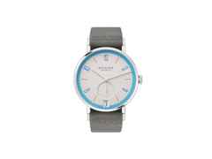 Nomos Glashütte Tangente 38 Datum "175 Years Watchmaking - Peace" Handaufzug Edelstahl cremeweißes Zifferblatt graues Textilband Glasboden – Herrenuhren Uhr mit Datum aus Edelstahl. Das Gehäuse ist rund und silber. Das Textilarmband ist grau. Das Zifferblatt ist arabisch Index und beige.