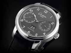 Glashütte Original Senator Observer Automatik Edelstahl 44mm graues Zifferblatt schwarzes Lederband – Herrenuhren Uhr mit Datum aus Edelstahl. Das Gehäuse ist rund und silber. Das Lederarmband ist schwarz. Das Zifferblatt ist arabisch und grau. – Ansicht 3