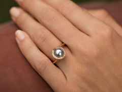 Jörg Heinz Mystery Sphere Ring Roségold mit Tahitiperle und Brillanten 0,180ct – Ringe Ring mit Besatz aus 750 Rotgold, 750 Weißgold und und . – Ansicht 3