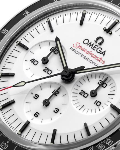 Omega Speedmaster Moonwatch Professional Chronograph Handaufzug Edelstahl 42mm weißes Zifferblatt schwarzes Kautschukband – Herrenuhren Chronograph aus Edelstahl und eloxiertes Aluminium. Das Gehäuse ist rund und silber. Das Kautschuk / Kunststoff / Silikon Armband ist schwarz. Das Zifferblatt ist ein Index in weiß. – Ansicht 2