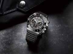 Breitling Super Chronomat B01 44 Automatik graues Zifferblatt schwarzes Kautschukband – Herrenuhren Chronograph aus Kautschuk, Keramik und Titan. Das Gehäuse ist rund und grau. Das Kautschuk / Kunststoff / Silikon Armband ist schwarz. Das Zifferblatt ist ein Index in anthrazit. – Ansicht 3