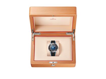 Omega Seamaster Planet Ocean 6000M Ultra Deep Automatik Edelstahl 45,5mm blaues Zifferblatt Kautschukband – Herrenuhren Uhr ohne Datum aus Edelstahl, Keramik und Titan. Das Gehäuse ist rund und silber. Das Kautschuk / Kunststoff / Silikon Armband ist schwarz. Das Zifferblatt ist arabisch Index und blau. – Ansicht 5