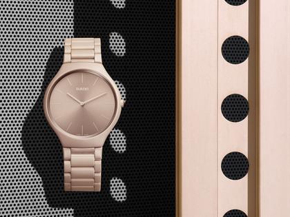 Rado True Thinline Les Couleurs Le Corbusier Quarz Keramik Pale Sienna 32123 – Damenuhren Uhr ohne Datum aus Keramik und Titan. Das Gehäuse ist rund und weiß. Das Keramikarmband ist beige. Das Zifferblatt ist ein Index in beige. – Ansicht 3