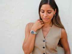 Garmin Lily 2 Smartwatch Aluminium eloxiert 35mm dunkelbronzefarbenes Display bordeauxfarbenes Lederband – Damenuhren Uhr Multifunktion aus eloxiertes Aluminium, Kunststoff und Leder. Das Gehäuse ist rund und rot. Das Lederarmband ist rot. Das Zifferblatt ist digital und rot. – Ansicht 9