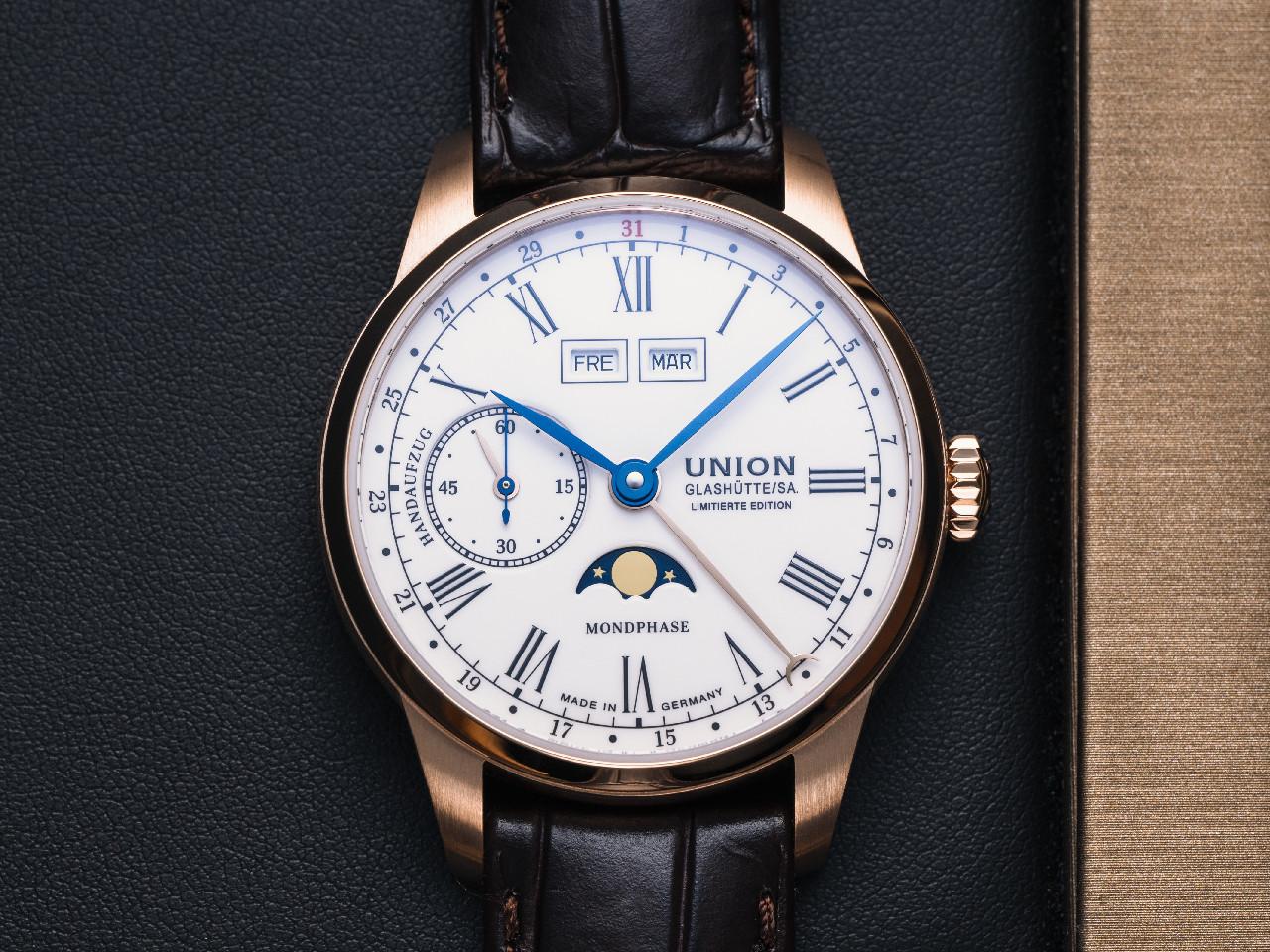 Union Glashütte 1893 Johannes Dürrstein Mondphase Limited Edition Handaufzug Rotgold 41mm weißes Zifferblatt braunes Lederband – Herrenuhren Uhr mit Datum aus 750 Rotgold und Leder. Das Gehäuse ist rund und roségold. Das Lederarmband ist braun. Das Zifferblatt ist arabisch römisch und weiß. – Ansicht 2