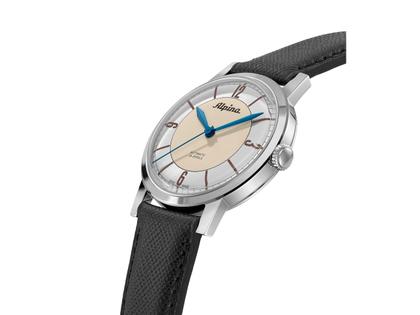 Alpina Heritage Automatik Edelstahl 38mm silberfarbenes Zifferblatt schwarzes Lederband – Herrenuhren Uhr ohne Datum aus Edelstahl und Leder. Das Gehäuse ist rund und silber. Das Lederarmband ist schwarz. Das Zifferblatt ist arabisch Index und silber. – Ansicht 2