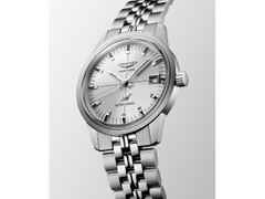 Longines Ultra Chron Classic Automatik Edelstahl 37mm silberfarbenes Zifferblatt Metallband – Herrenuhren Uhr mit Datum aus Edelstahl. Das Gehäuse ist rund und silber. Das Edelstahlarmband ist silber. Das Zifferblatt ist ein Index in silber. – Ansicht 2