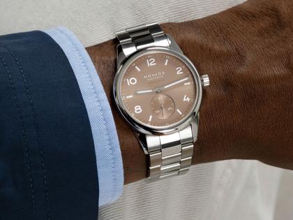 Nomos Glashütte Club Sport neomatik 39 Ember Automatik Edelstahl beiges Zifferblatt Metallband Glasboden – Herrenuhren Uhr ohne Datum aus Edelstahl. Das Gehäuse ist rund und silber. Das Edelstahlarmband ist silber. Das Zifferblatt ist arabisch Index und beige. – Ansicht 4