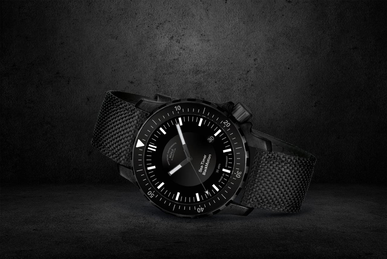 Mühle Glashütte Sea-Timer Blackmotion Automatik Edelstahl PVD-Schwarz 44mm schwarzes Zifferblatt schwarzes Textilband – Herrenuhren Uhr mit Datum aus Edelstahl, PVD beschichtet und Titancarbid beschichtet. Das Gehäuse ist rund und schwarz. Das Kautschuk / Kunststoff / Silikon Armband ist schwarz. Das Zifferblatt ist ein Index in schwarz. – Ansicht 2