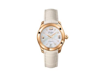 Glashütte Original Lady Serenade Automatik Roségold 36mm Perlmutt-Zifferblatt mit Brillanten weißes Lederband – Damenuhren Uhr mit Datum aus 750 Rotgold. Das Gehäuse ist rund und roségold. Das Lederarmband Satin ist braun. Das Zifferblatt ist römisch Index und weiß.