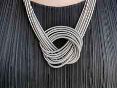 La Mollla Twist long Collier Edelstahl – Halsschmuck Collier aus Edelstahl. – Ansicht 2