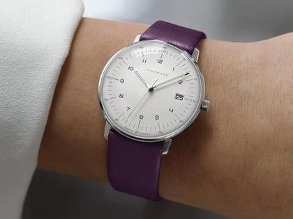 Junghans Max Bill Damen Quarz Edelstahl 32,7mm weißes Zifferblatt rotes Lederband – Damenuhren Uhr mit Datum aus Edelstahl. Das Gehäuse ist rund und silber. Das Lederarmband ist rot. Das Zifferblatt ist arabisch Index und weiß. – Ansicht 4