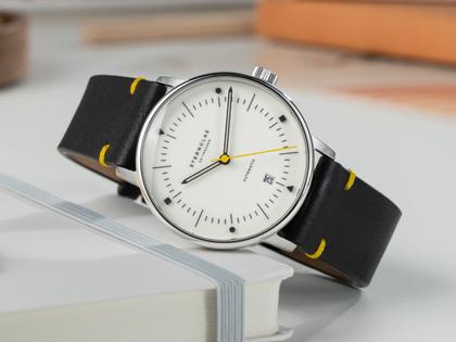 Sternglas Naos Edition Bauhaus X Gelb Automatik Edelstahl 38mm beiges Zifferblatt schwarzes Lederband – Herrenuhren Uhr mit Datum aus Edelstahl. Das Gehäuse ist rund und silber. Das Lederarmband ist schwarz. Das Zifferblatt ist ein Index in beige. – Ansicht 6