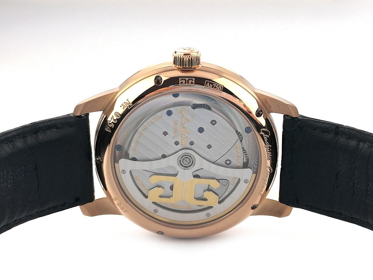 Glashütte Original PanoMaticInverse Automatik Rotgold 42mm silbernes Zifferblatt schwarzes Lederband 1-91-02-01-05-62 Full Set Occasion Refurbished – Herrenuhren Uhr mit Datum aus 750 Rotgold und 925 Silber. Das Gehäuse ist rund und rotgold. Das Lederarmband Kroko / Alligator ist schwarz. Das Zifferblatt ist ein Index in silber. – Ansicht 2