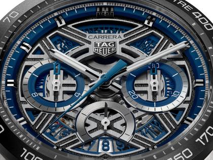 TAG Heuer Carrera Chronograph Extreme Sport Automatik Titan 44mm skelettiertes Zifferblatt Metallband – Herrenuhren Chronograph aus Keramik und Titan. Das Gehäuse ist rund und silber. Das Edelstahlarmband ist silber. Das Zifferblatt ist skelettiert und blau. – Ansicht 4