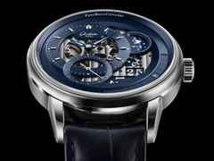 Glashütte Original PanoMaticCalendar Automatik Platin 42mm skelettiertes Zifferblatt blaues Lederband limitiert – Herrenuhren Uhr mit Kalender aus 750 Weißgold, 950 Platin und Leder. Das Gehäuse ist rund und silber. Das Lederarmband Kroko / Alligator ist blau. Das Zifferblatt ist ein Index in blau. – Ansicht 5