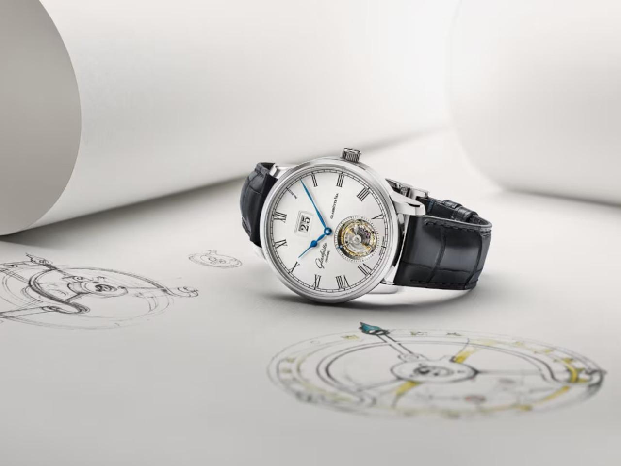 Glashütte Original Senator Alfred Helwig Tourbillon Automatik Weißgold 42mm weißes Zifferblatt blaues Lederband Limited Edition – Herrenuhren Uhr mit Datum aus 750 Weißgold. Das Gehäuse ist rund und silber. Das Lederarmband Kroko / Alligator ist blau. Das Zifferblatt ist römisch und silber. – Ansicht 5