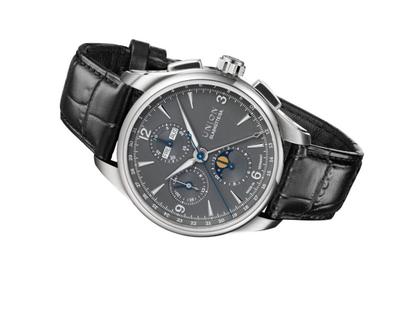 Union Glashütte Belisar Chronograph Mondphase Automatik Edelstahl 42mm graues Zifferblatt schwarzes Lederband – Herrenuhren Chronograph aus Edelstahl. Das Gehäuse ist rund und silber. Das Lederarmband ist schwarz. Das Zifferblatt ist arabisch Index und grau. – Ansicht 2