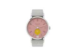 Nomos Glashütte Tangente 38 Datum "175 Years Watchmaking - Bubblegum" Handaufzug Edelstahl rosa Zifferblatt graues Textilband Glasboden – Herrenuhren Uhr mit Datum aus Edelstahl. Das Gehäuse ist rund und silber. Das Textilarmband ist grau. Das Zifferblatt ist arabisch Index und rosa.