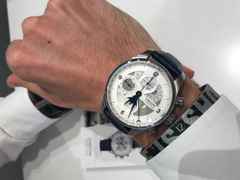 Union Glashütte Belisar Chronograph Mondphase Sachsen Classic 2019 Limited Edition Automatik Edelstahl 44mm weißes Zifferblatt blaues Lederband – Herrenuhren Chronograph aus Edelstahl. Das Gehäuse ist rund und silber. Das Lederarmband ist blau. Das Zifferblatt ist arabisch Index und weiß. – Ansicht 4