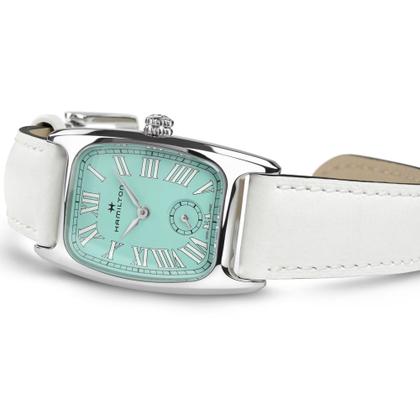 Hamilton American Classic Boulton Small Second M Quarz Edelstahl türkises Zifferblatt weißes Lederband – Herrenuhren Uhr ohne Datum aus Edelstahl und Leder. Das Gehäuse ist rechteckig und silber. Das Lederarmband ist weiß. Das Zifferblatt ist römisch und türkis. – Ansicht 3