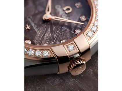 Omega Constellation Quarz Edelstahl Rotgold 25mm fliederfarbenes Zifferblatt mit Brillanten Metallband – Damenuhren Uhr ohne Datum aus 750 Rotgold und Edelstahl. Das Gehäuse ist rund und silber. Das Edelstahlarmband ist silber-roségold. Das Zifferblatt ist ein Index in lila. – Ansicht 4