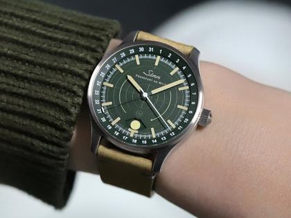 Sinn Spezialuhren 308 Jagduhr Automatik Edelstahl 40mm grünes Zifferblatt grünes Kautschukband – Herrenuhren Uhr mit Datum aus Edelstahl und Kautschuk. Das Gehäuse ist rund und silber. Das Kautschuk / Kunststoff / Silikon Armband ist grün. Das Zifferblatt ist ein Index in grün. – Ansicht 7