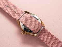 Oris Divers Sixty-Five Cotton Candy Automatik Bronze 38mm pinkes Zifferblatt rosa Textilband – Damenuhren Uhr mit Datum aus Bronze und Leder. Das Gehäuse ist rund und roségold. Das Textilarmband ist rosa. Das Zifferblatt ist ein Index in rosa. – Ansicht 3