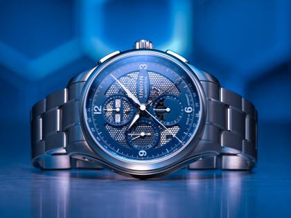 Union Glashütte Belisar Chronograph Mondphase Automatik Edelstahl 42mm blaues Zifferblatt Metallband – Herrenuhren Chronograph aus Edelstahl. Das Gehäuse ist rund und silber. Das Edelstahlarmband ist silber. Das Zifferblatt ist arabisch Index und blau. – Ansicht 10