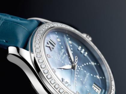 Glashütte Original Lady Serenade Automatik Edelstahl 36mm blaues Perlmutt-Zifferblatt mit Brillanten blaues Lederband – Damenuhren Uhr mit Datum aus Edelstahl. Das Gehäuse ist rund und silber. Das Lederarmband Kroko / Alligator ist blau. Das Zifferblatt ist römisch Index und blau. – Ansicht 4