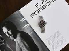 Porsche Design Chronograph 1 - 1975 Limited Edition – Herrenuhren Chronograph aus Titan. Das Gehäuse ist rund und silber. Das Textilarmband ist weiß. Das Zifferblatt ist ein Index in schwarz. – Ansicht 10