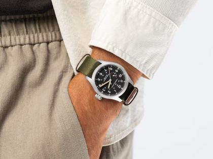 Hamilton Khaki Field Mechanical Power Reserve Handaufzug Edelstahl 40mm schwarzes Zifferblatt grünes Textilband – Herrenuhren Uhr ohne Datum aus Edelstahl. Das Gehäuse ist rund und silber. Das Textilarmband ist grün. Das Zifferblatt ist arabisch und schwarz. – Ansicht 6