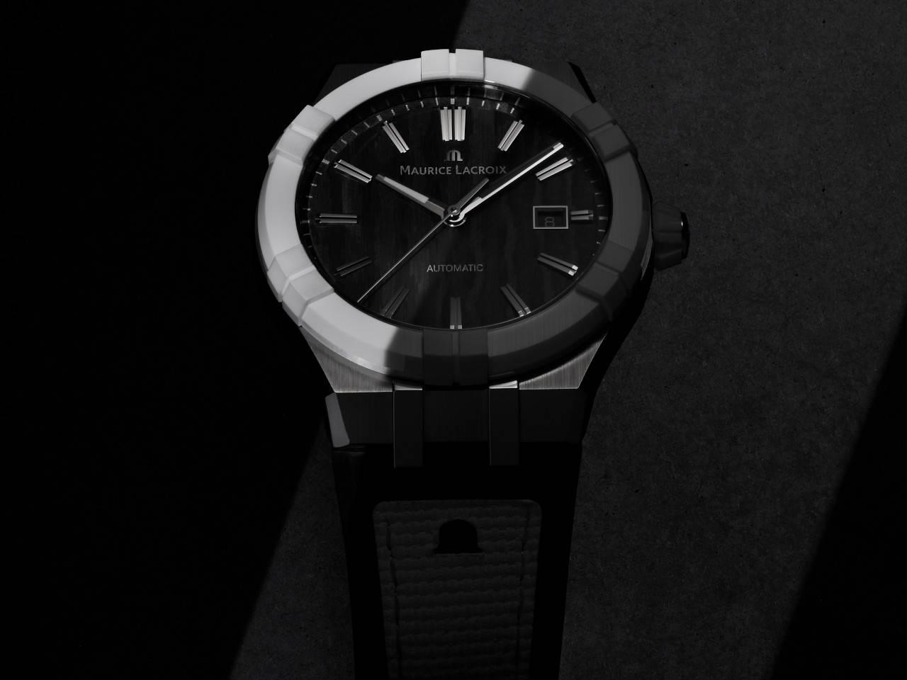 Maurice Lacroix AIKON-IC Automatik Edelstahl 43mm Carbon-Zifferblatt schwarzes Kautschukband – Herrenuhren Uhr mit Datum aus Carbon, Edelstahl, Kautschuk, Keramik und Leder. Das Gehäuse ist rund und silber. Das Kautschuk / Kunststoff / Silikon Armband ist schwarz. Das Zifferblatt ist ein Index in schwarz. – Ansicht 3