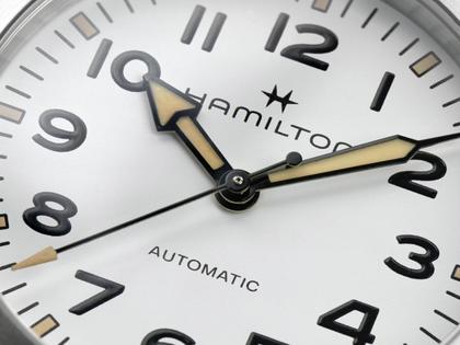 Hamilton Khaki Field Expedition Automatik Edelstahl 37mm weißes Zifferblatt braunes Lederband – Herrenuhren Uhr ohne Datum aus Edelstahl und Leder. Das Gehäuse ist rund und silber. Das Edelstahlarmband ist braun. Das Zifferblatt ist arabisch und weiß. – Ansicht 4