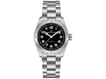 Herrenuhren Uhr ohne Datum aus Edelstahl. Das Gehäuse ist rund und silber. Das Edelstahlarmband ist silber. Das Zifferblatt ist arabisch und schwarz.