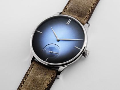 H. Moser & Cie. Venturer Small Seconds Funky Blue Handaufzug Weißgold 39mm blaues Zifferblatt braunes Lederband – Herrenuhren Uhr ohne Datum aus 750 Weißgold. Das Gehäuse ist rund und silber. Das Lederarmband ist braun. Das Zifferblatt ist ohne Zeichen und blau. – Ansicht 3