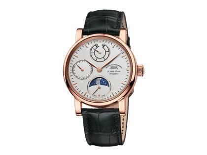 Mühle Glashütte Robert Mühle Mondphase Gold Handaufzug Rotgold 42mm weißes Zifferblatt schwarzes Lederband – Herrenuhren Uhr mit Datum aus 750 Rotgold. Das Gehäuse ist rund und roségold. Das Lederarmband Kroko / Alligator ist schwarz. Das Zifferblatt ist ein Index in weiß.