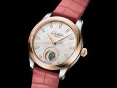 Glashütte Original Lady Serenade Luna Automatik Edelstahl 32,5mm weißes Zifferblatt pinkes Lederband – Damenuhren Uhr ohne Datum aus 750 Rotgold, Edelstahl und Leder. Das Gehäuse ist rund und silber. Das Lederarmband Kroko / Alligator ist rosa. Das Zifferblatt ist ein Index in weiß. – Ansicht 2