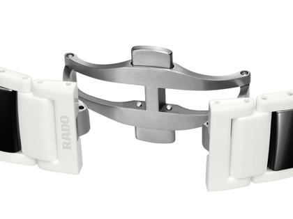 Rado True Square Open Heart Diamonds Automatik Keramik 38mm weißes Zifferblatt weißes Keramikband limitiert – Herrenuhren Uhr ohne Datum aus Keramik und Titan. Das Gehäuse ist quadratisch und weiß. Das Keramikarmband ist weiß. Das Zifferblatt ist skelettiert und weiß. – Ansicht 5