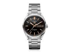 TAG Heuer Carrera Day-Date Automatik Edelstahl 41mm schwarzes Zifferblatt Metallband – Herrenuhren Uhr mit Datum aus 750 Rotgold und Edelstahl. Das Gehäuse ist rund und silber. Das Edelstahlarmband ist silber. Das Zifferblatt ist ein Index in schwarz.