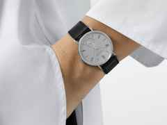 Nomos Glashütte Tangente 35 neomatik Platingrau Automatik Edelstahl 35mm graues Zifferblatt schwarzes Lederband Stahlboden – Damenuhren Uhr ohne Datum aus Edelstahl. Das Gehäuse ist rund und silber. Das Lederarmband ist schwarz. Das Zifferblatt ist arabisch Index und silber. – Ansicht 5