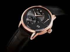 Glashütte Original PanoReserve Handaufzug Rotgold 40mm schwarzes Zifferblatt schwarzes Lederband Dornschließe – Herrenuhren Uhr mit Datum aus 750 Rotgold. Das Gehäuse ist rund und roségold. Das Lederarmband Kroko / Alligator ist schwarz. Das Zifferblatt ist ein Index in schwarz. – Ansicht 2